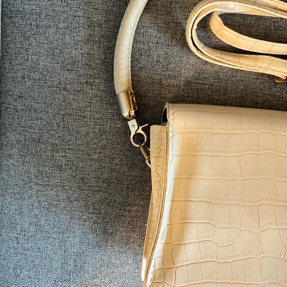 Elegant Cream Crossbody Bag - Picture 2 of 5